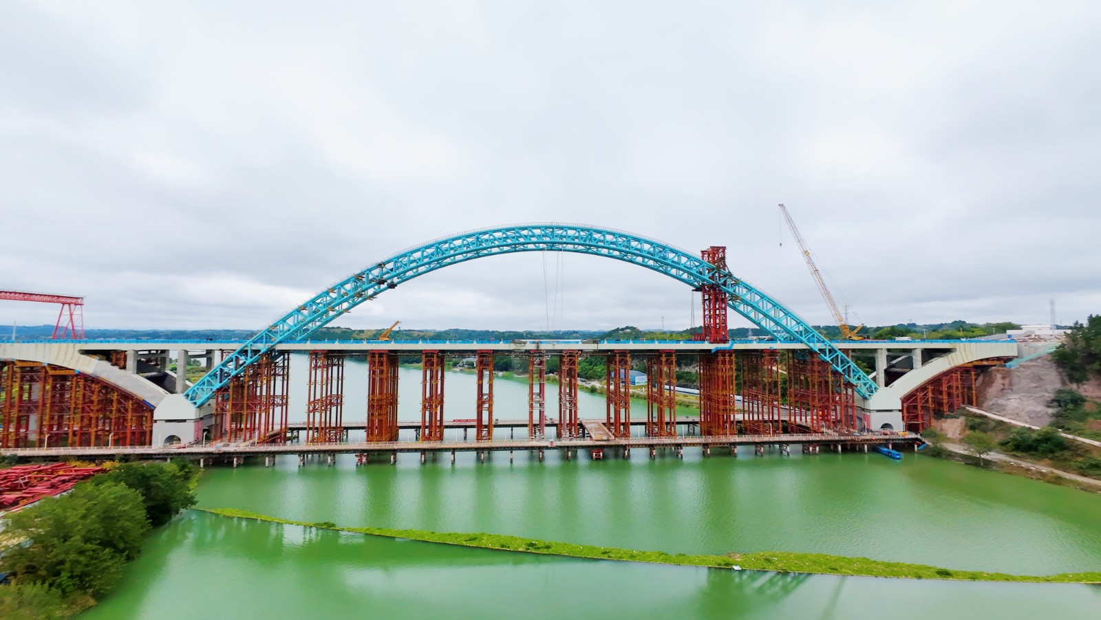 中铁山桥参建的世界最大跨度无推力组合拱桥全桥合龙